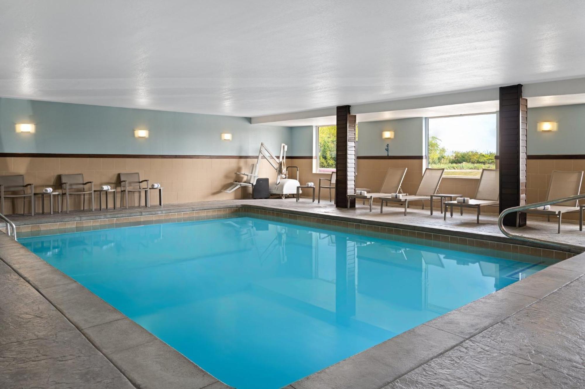 Holiday Inn Express Toledo North By Ihg Екстериор снимка
