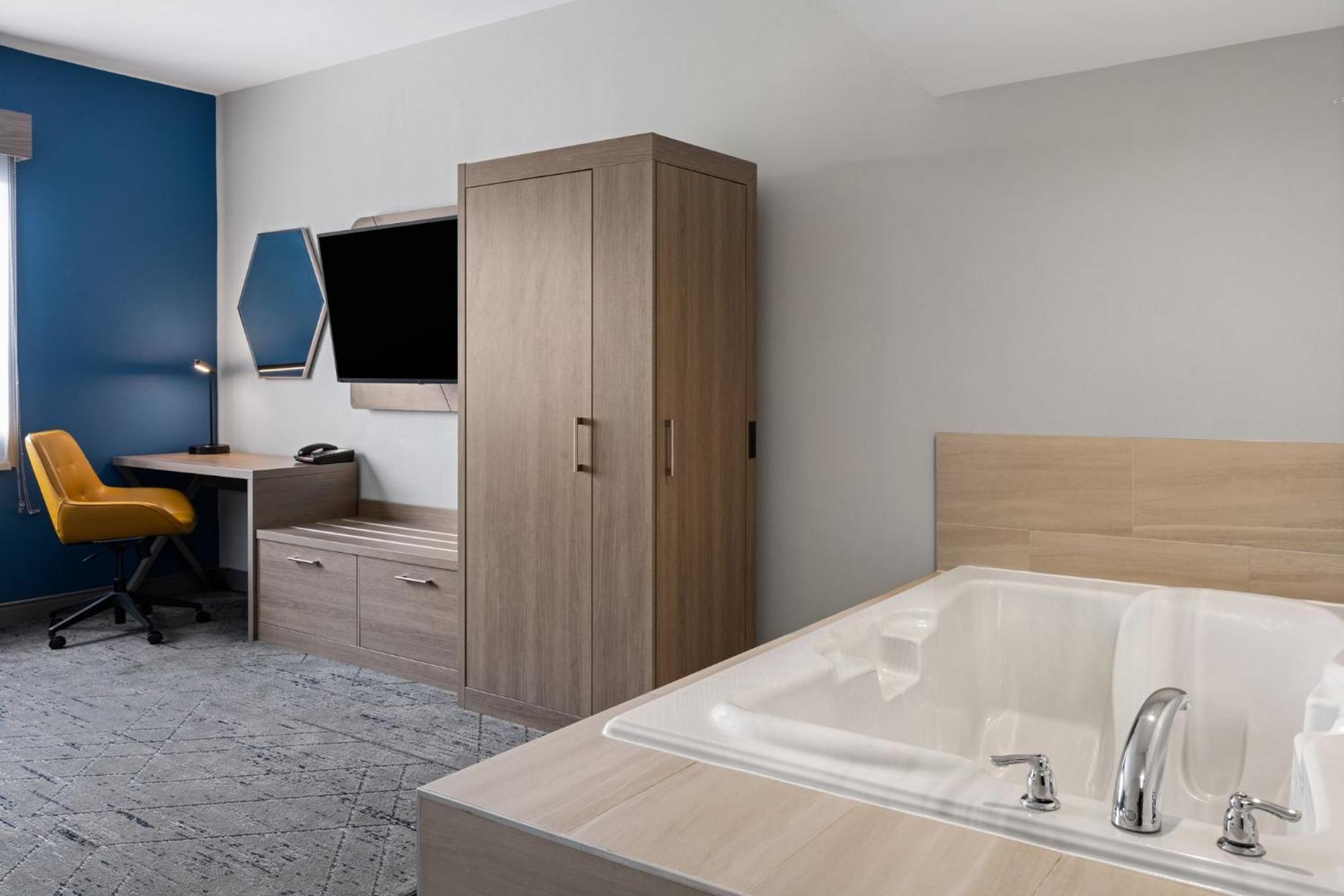 Holiday Inn Express Toledo North By Ihg Екстериор снимка